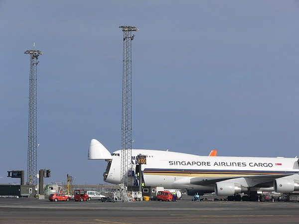 Cargando um Boeing 747 de Singapore Airlines Cargo desde el frontal.